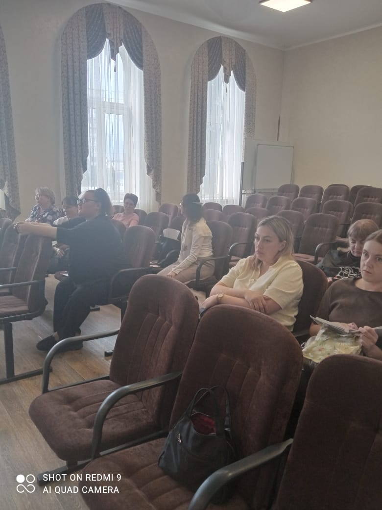 uchastniki_zasedaniya_mmo_socialnyh_pedagogov_15.04.2025.jpg